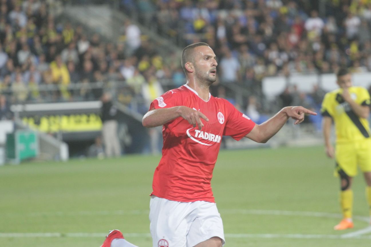 בן שהר חוגג בנתניה על נתניה את הפנדל הראשון (צילום: בן בודה)